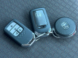 スマートキーのお写真です。鍵をお持ち頂くだけでドアの施錠開錠が可能です♪