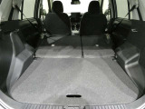 大きく開くラゲッジスペースです。左右独立でリアシートが倒れるので長尺の荷物も積むことが可能です。