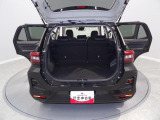 【ラゲッジ】開口部が広く、荷物の積み降ろしがスムーズに行える荷室スペース。シートアレンジ次第で大きな荷物も収納でき、お買い物やレジャーなど幅広いシーンで活躍します
