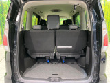 普段のお買い物や通勤、送迎等に十分な荷室スペースを確保しております。サードシートを跳ね上げると、大きな荷物の積載も可能です♪
