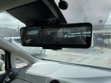 車体の後部にカメラがついていて、その映像がルームミラー内のモニターに表示します。人や荷物などで視界が遮られた時なども確認がしやすいです。