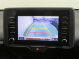 車両後方の映像を映すバックモニター。進路を確認しながら安全に車庫入れできます。