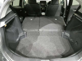 大きく開くラゲッジスペースです。左右独立でリアシートが倒れるので長尺の荷物も積むことが可能です。