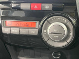 【オートエアコン】一度お好みの温度に設定すれば、車内の温度を検知し風量や温度を自動で調整。暑い&hellip;寒い&hellip;と何度もスイッチ操作をする必要はありません。快適な車内空間には必須の機能ですね♪