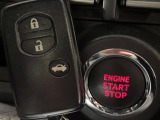 【アクセスキー&プッシュスタート】カバンやポケットに入れたままでもドアの施錠・解錠が可能なスマートキーを装備。エンジンのオン・オフ時もカギを取り出す必要が無く、ボタンをプッシュするだけでOK♪