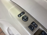 狭い駐車場で便利な電動格納ドアミラーが付いています。