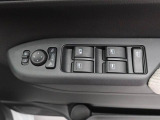 パワーウィンドウのスイッチです。 運転席に居ながら助手席の窓を開け閉めできるので便利ですよ。 ロック機能も付いてるので子供がイタズラして窓を開けるという事もできなくできますよ。