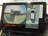 パノラミックビューモニター付きです。車両を上から見たような映像をディスプレイオーディオ画面に表示。運転席からの目視だけでは見にくい、車両周辺の状況をリアルタイムでしっかり確認できます。