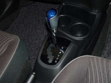 操作が楽なフロアシフトです、レバー式パーキングブレーキで足元インパネ周りもすっきりしています。