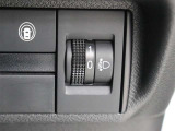 人や荷物を満載しても、対向車や先行車に迷惑をかけない、室内からヘッドライトの光軸を調整できます。