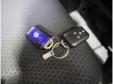 リモコンキーを取り出さなくてもエンジンのON/OFFやドアの開錠・施錠がスイッチ一つで行えるスマートキーです♪