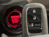 【Hondaスマートキー】カバンやポケットに入れたままでもドアの施錠・解錠が可能なスマートキーを装備。エンジンのオン・オフ時もカギを取り出す必要が無いからとっても便利です♪