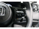 Hondaセンシングの機能のひとつ、アダプティブクルーズコントロール付!アクセルから足を離しても設定したスピードと前車との車間を保ち走行してくれます!車線維持もアシスト☆高速道路で疲労軽減ですね☆