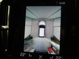 【360&deg;ビューカメラ】4台の高解像度カメラで360度の鳥瞰図を表示。隣の車や壁、死角にある障害物などを画面で確認できるため、狭いスペースでの駐車・出入りも安心です。