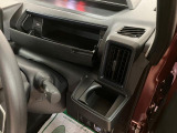 運転席のハンドル前にも収納スペースがございます