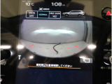 ■人気のフロントビューモニター装備。フロントグリルのカメラ映像をマルチファンクションディスプレイに表示。自車の前方の様子が確認可能です。見通しの悪い交差点や駐車・発進時などの前方確認をサポートします。