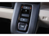 Honda軽で初採用のエレクトリックギアセレクター。後退するRは引き、前進するD/Bは押す、感覚にマッチした操作感。