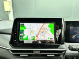 日産オリジナルナビゲーション(MJ320D-L)装着車♪インパネにマッチするデザインに加え、9インチの大画面なので地図が大きく見え、操作性を高めます☆