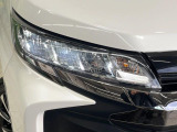 【LEDヘッドライト】悪天候や夜間走行時も良好な視界を確保し安心して運転できる高輝度LEDヘッドライトを装備!点灯速度が早く、消費電力も抑えられています。