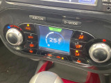 【オートエアコン】一度お好みの温度に設定すれば、車内の温度を検知し風量や温度を自動で調整。暑い&hellip;寒い&hellip;と何度もスイッチ操作をする必要はありません。快適な車内空間には必須の機能ですね♪