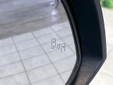 【ブラインドスポットモニター】走行中、ドアミラーの死角になりやすい箇所に後続車が接近するとサイドミラーのレンズに警告を表示!ドライバーに注意喚起をしてくれます。