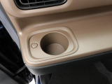 カップホルダーは運転席や助手席からちょうど手の届く位置です!!