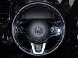 ハンドル左側にはオーディオ操作が出来るオーディオリモートコントロールスイッチ、右側にはHonda SENSINGとオートクルーズコントロールのスイッチを装備!