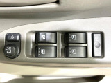 【電動格納ミラー】サイドミラーは電動格納式となっており、狭い駐車場でもキズがつくリスクを抑えられます。