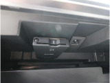 ETCとしての機能はそのままに、渋滞情報等を知らせる機能もついたETC2.0!グローブボックス内に設置されております。