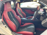 【専用スポーツシート】ホールド性に優れ、カーブ時の体が流れを抑制してくれます。また、体にフィットするから腰や背中が疲れにくく、ロングドライブや高速走行でも快適にお過ごしいただけます♪