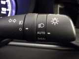 【オートライト】車外の明るさに応じて、自動的にライトの点灯・消灯をしてくれます。