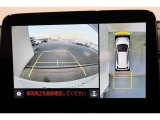 前後左右のカメラの映像を合成し、車を上から見たような視点のパノラミックビューモニター。後方の死角だけでなく左右や前方の障害物の発見もしやすくなります。