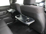 便利なシートバックテーブルを装備しています。