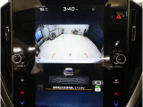後方の映像を車内の11.6インチディスプレイに表示。 ステアリング操作に連動して動くガイドラインが、駐車や車庫入れをよりスムーズにサポート。狭いスペースでも安心して操作できる頼れる機能です。
