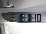 ■運転席ドアの操作しやすい位置にミラー操縦スイッチがついておりますので、ストレスなく自分のフィットする位置にセッティング頂けます。