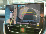 パノラミックビューモニター付きです。車両を上から見たような映像をディスプレイオーディオ画面に表示。運転席からの目視だけでは見にくい、車両周辺の状況をリアルタイムでしっかり確認できます。
