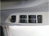 ■運転席ドアの操作しやすい位置にミラー操縦スイッチがついておりますので、ストレスなく自分のフィットする位置にセッティング頂けます。