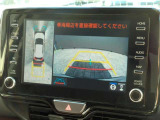 パノラミックビューモニター付きです。車両を上から見たような映像をディスプレイオーディオ画面に表示。運転席からの目視だけでは見にくい、車両周辺の状況をリアルタイムでしっかり確認できます。