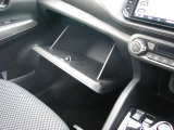 車検証などの嵩張るお荷物は、助手席前の大型のグローブBOXにお入れ下さい☆