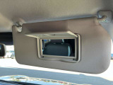 サンバイザーには、バニティーミラー付きです。車内での簡単な身だしなみチェックにも使えます。