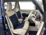 フロント広々、ベンチシートの運転席は、ハイトアジャスターが付いているので、快適にドライブができます。ハンドルはチルトステアリングで、ハンドル位置を上下に調節できます。