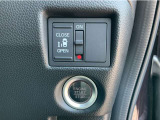 片側電動スライドドア装備!運転席よりボタン一つで開閉可能でございます。