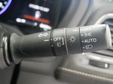 【オートライト】車外の明るさに応じて、自動的にライトの点灯・消灯をしてくれます。トンネルが続くような道でも、スイッチを操作する必要がありません。消し忘れの心配もありません。