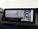 パノラミックビューモニターを装備。クルマを真上から見るように周囲を確認できます。