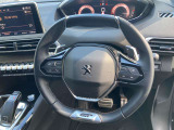プジョーならではの小径ステアリング