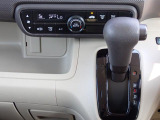 シフトとエアコンです。オートエアコン装備。温度設定が出来て、室内快適ですよ。