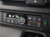 ◆オートエアコン装備◆ お好みの温度を設定をするだけで、後は、自動で風量を調節してくれます!快適にドライブが楽しめます。