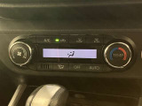 「AUTO」スイッチで車内の温度を一定に保ってくれるオートエアコン。快適装備の代名詞。もちろんマニュアル操作も可能ですよ。