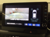 リバースギアに入れるだけで後方の表示へ切り替わります。夜間や雨の日の駐車も楽になりますよ。