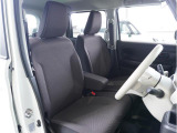 【清潔感のある運転席&助手席】隅々までクリーニングの行き届いた運転席&助手席。目立ったシミや汚れ等もございません。